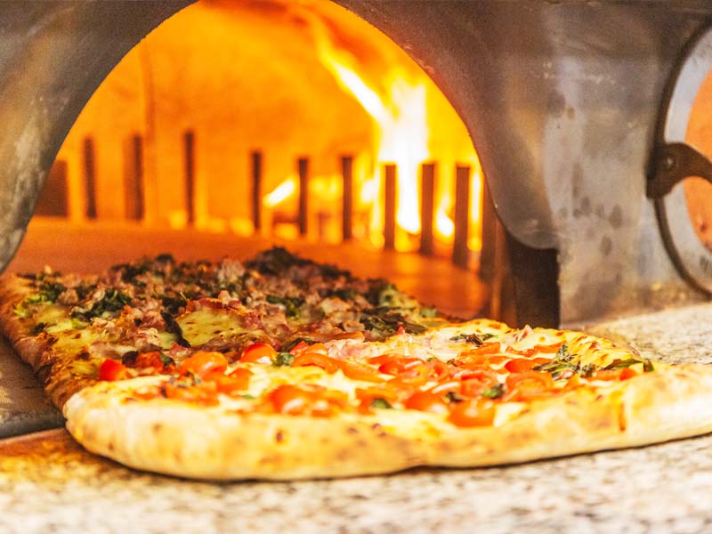 Pizza con forno a legna