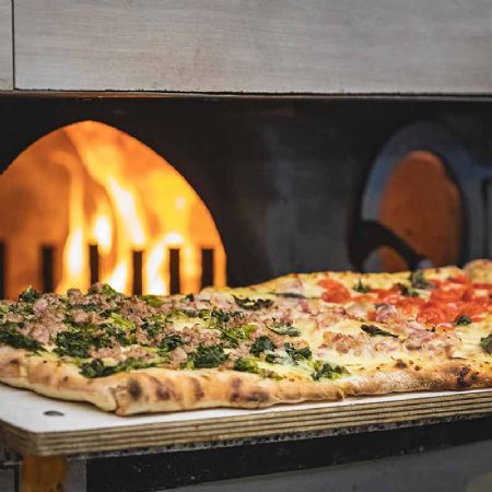 La Pizza al metro, una delle nostre specialità… impossibile non provarle!